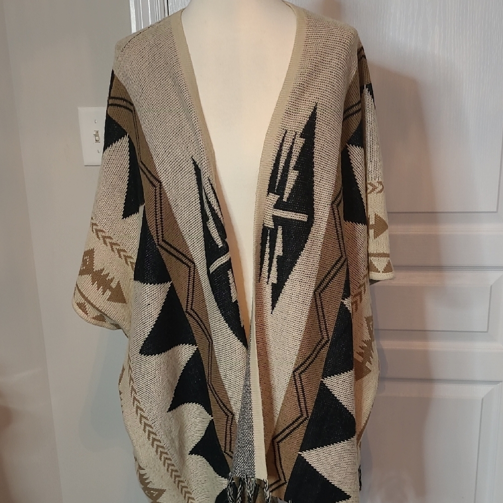 Dreamers Black and Tan Geometric Poncho